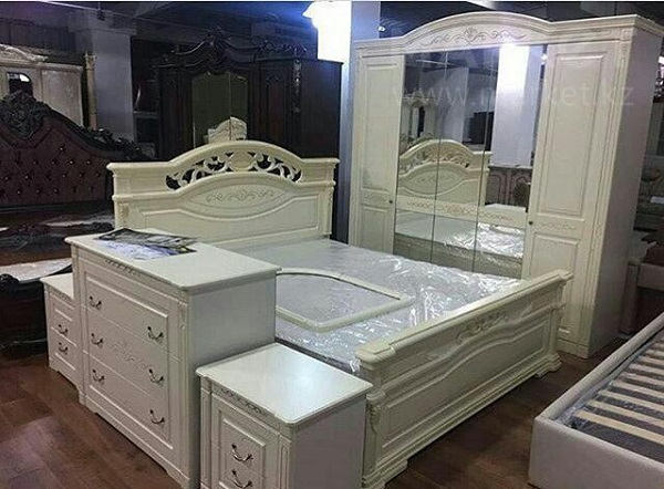 Фото разобранной спальни в мебельном магазине
